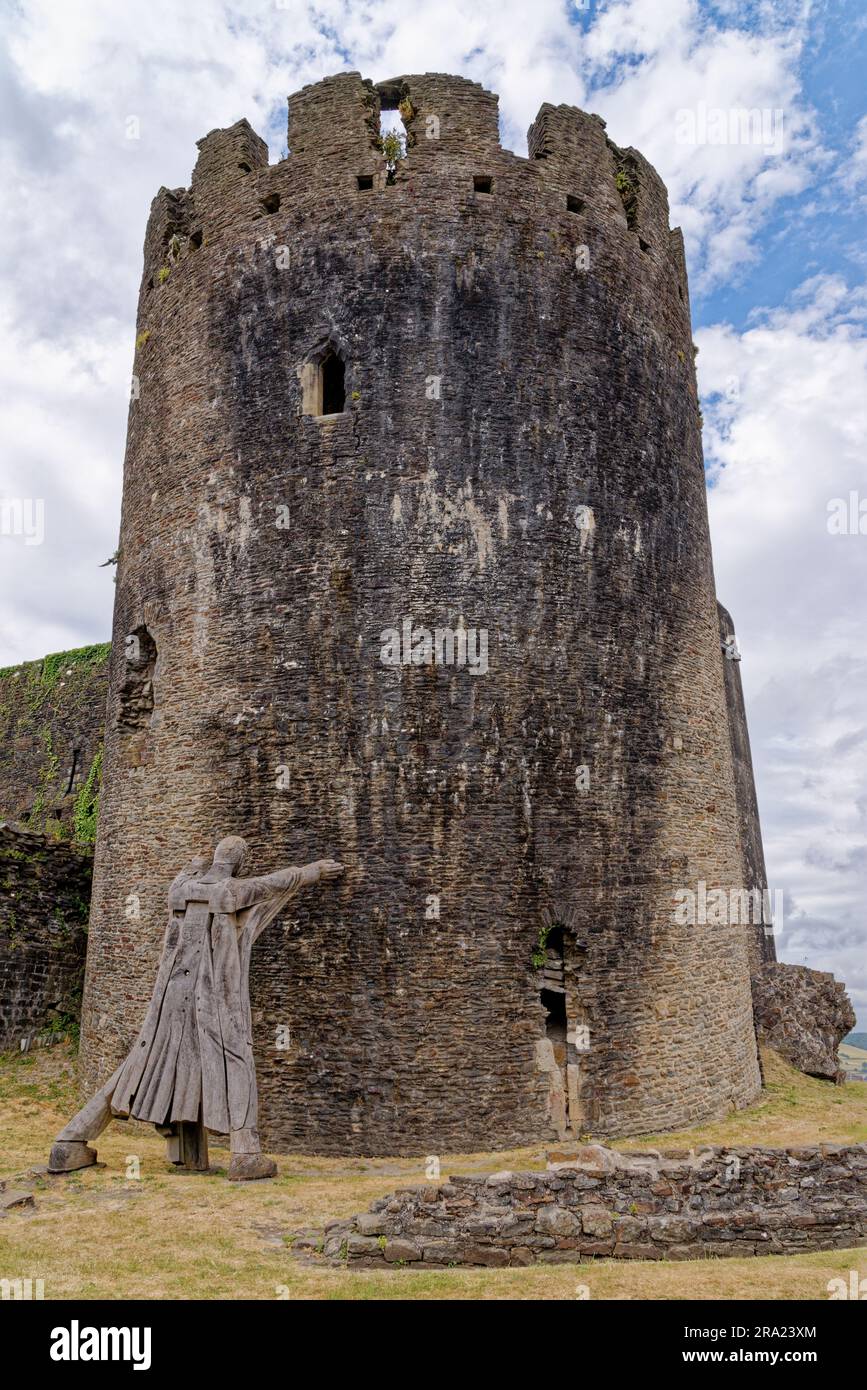 4. Marquess of Bute mit dem schiefen Südostturm am Caerphilly Castle - eine teilweise zerstörte Festung aus dem 13. Jahrhundert. Ca Stockfoto