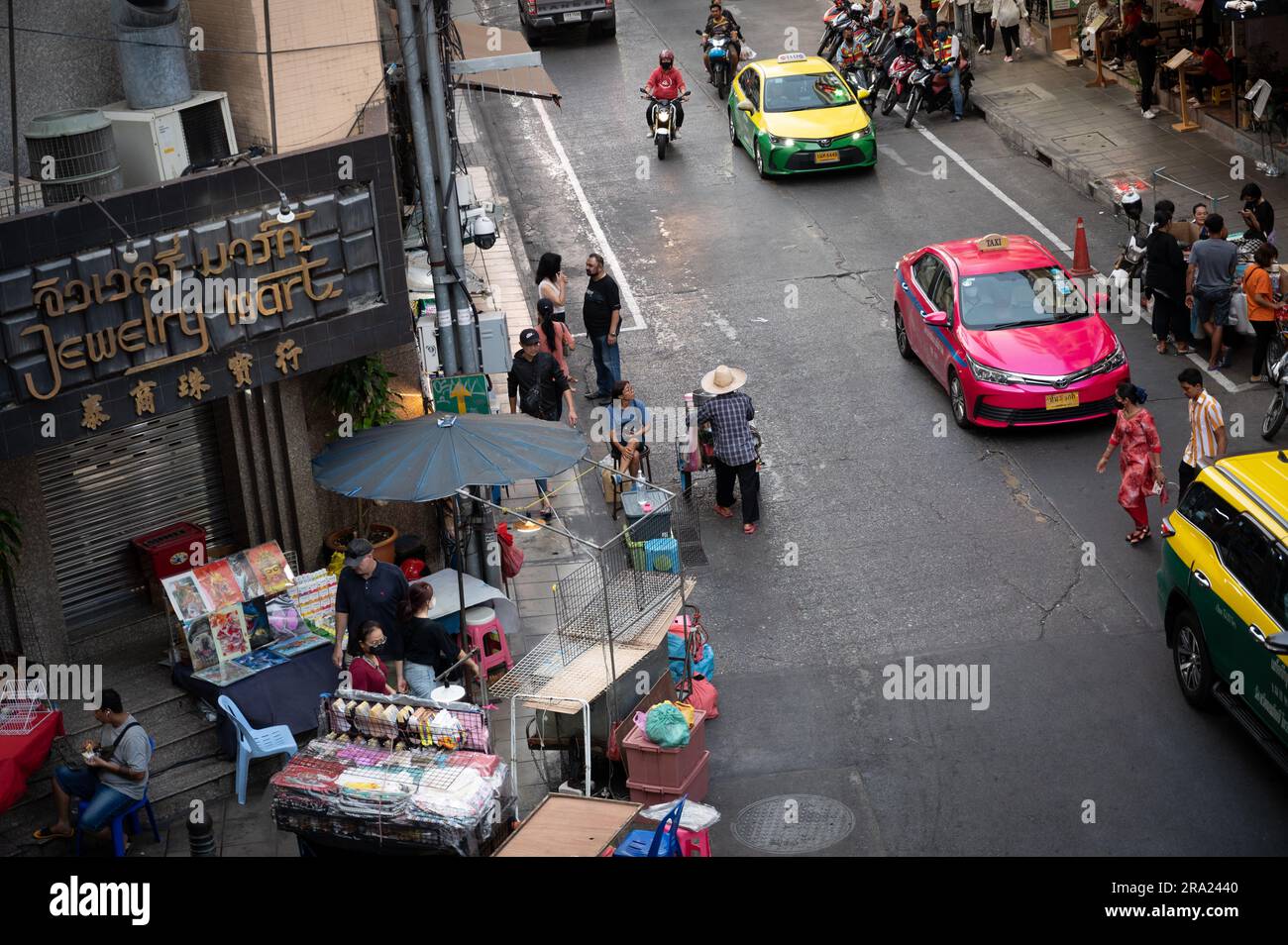 Blick von oben auf die geschäftigen Straßen und den Verkehr von Bangkok Stockfoto