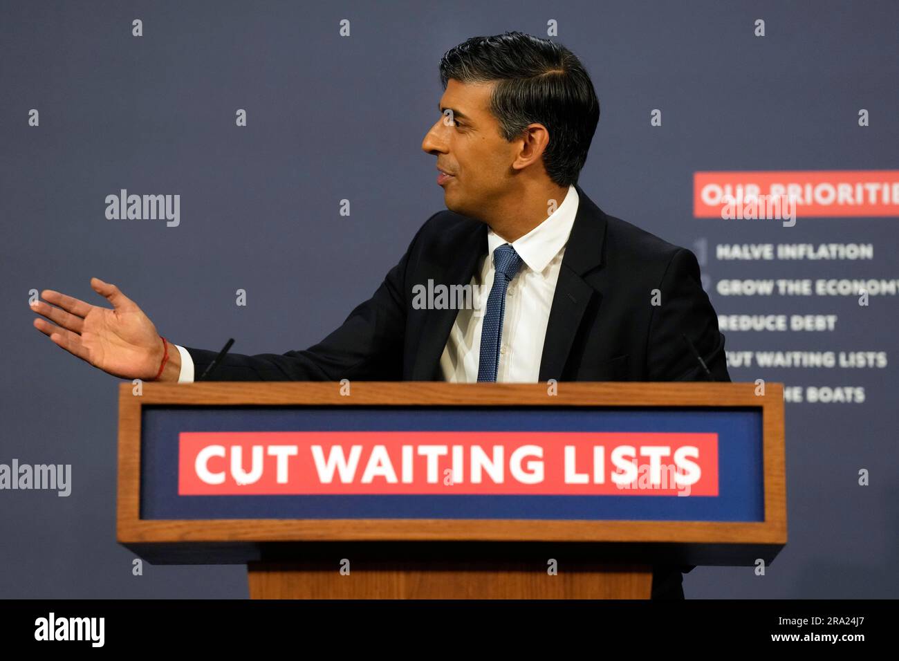 Premierminister Rishi Sunak während einer Pressekonferenz in der Downing Street in London, als der NHS und die Regierung den ersten langfristigen Plan für Arbeitskräfte in der Geschichte des NHS einleiteten. Foto: Freitag, 30. Juni 2023. Stockfoto