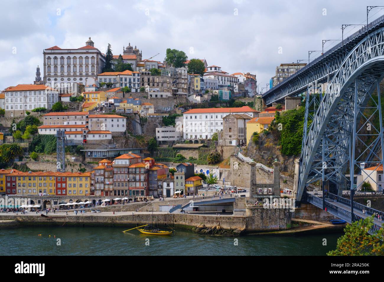 Die Luis-I-Brücke und der Douro-Fluss in Porto, Portugal, 2023. Stockfoto