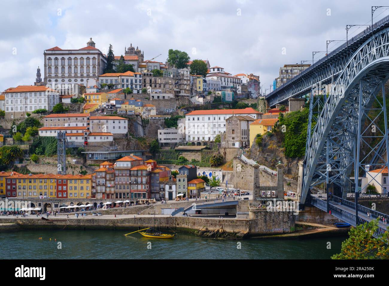 Die Luis-I-Brücke und der Douro-Fluss in Porto, Portugal, 2023. Stockfoto
