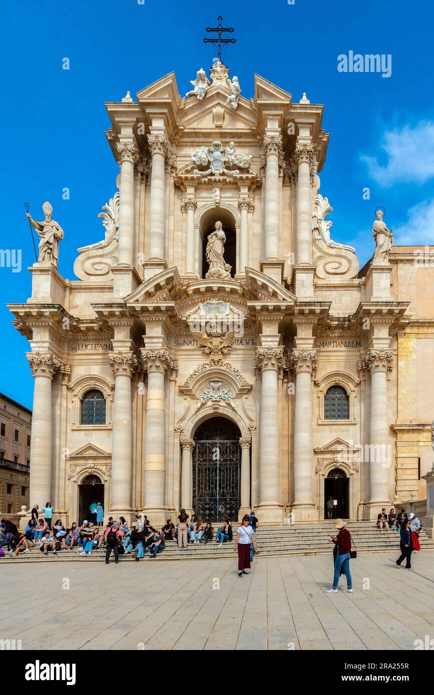 Der Kathedralenplatz und die Kathedrale von Syrakus (Duomo di Siracusa), formell die Cattedrale metropolitana della Natività di Maria Santissima, ist ein an Stockfoto