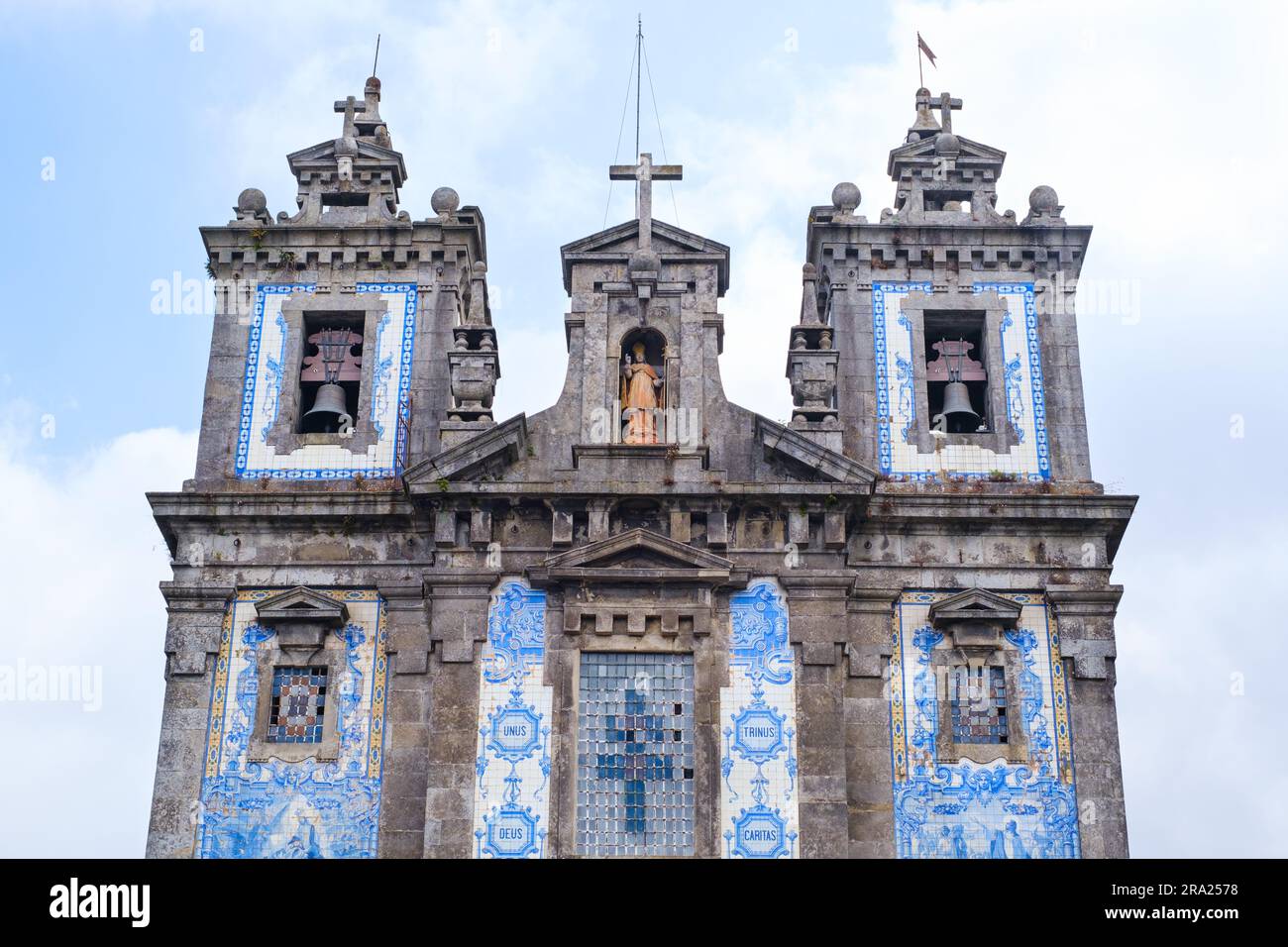 Blick auf die geflieste Igreja de Santo Ildefonso Kirche in Porto, Portugal, 2023. Stockfoto