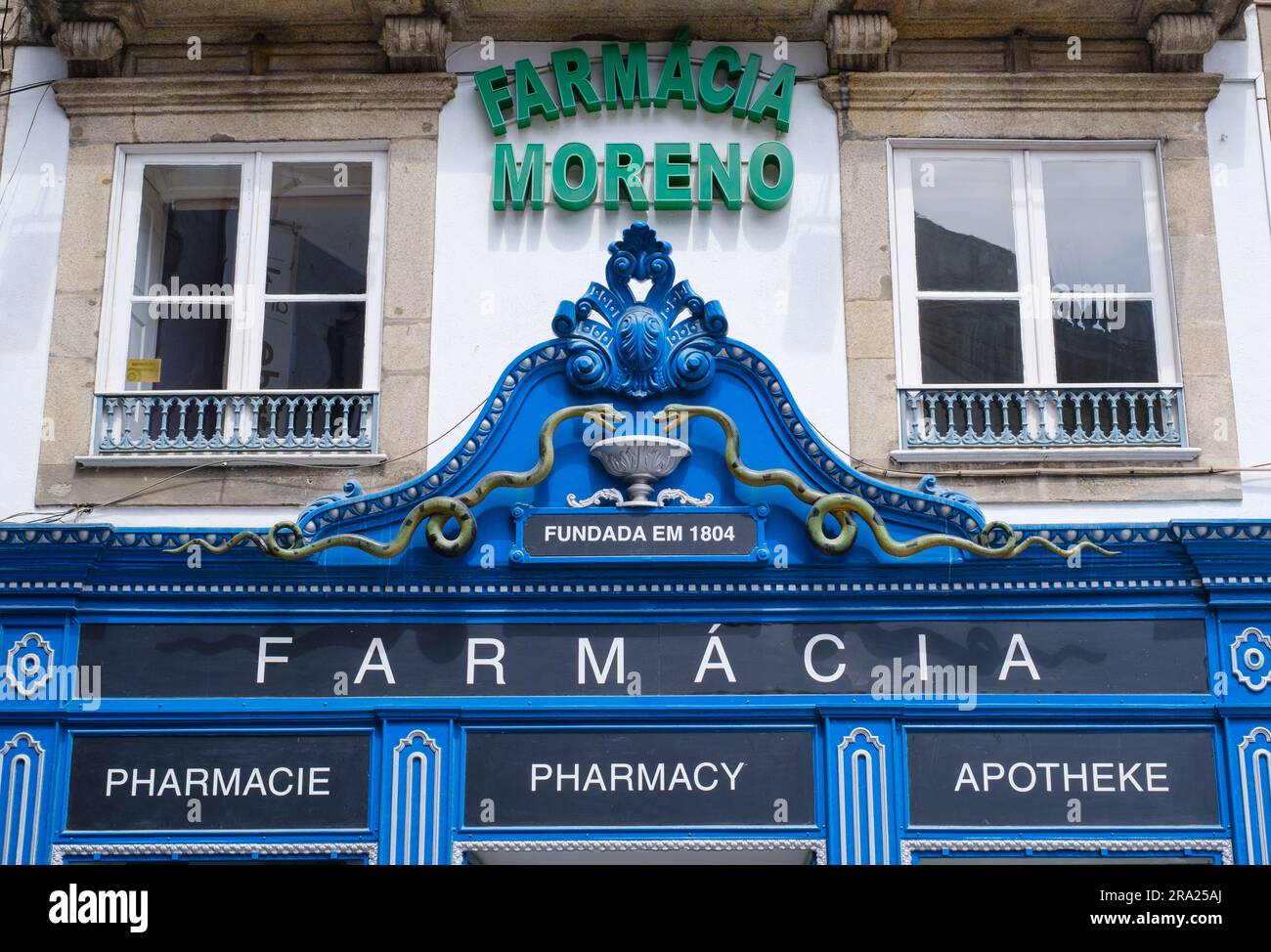 Eine farbenfrohe Apotheke in Porto, Portugal, 2023. Stockfoto