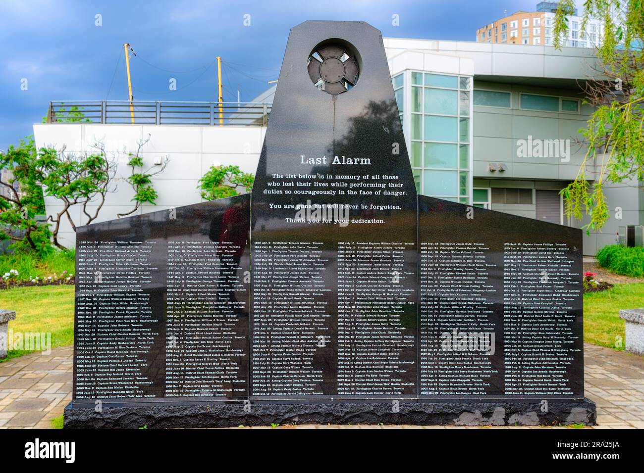 Toronto Falling Firefighter Memorial. Ein Kunstwerk oder eine Skulptur im Hafenviertel Stockfoto