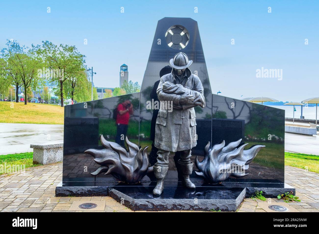 Toronto Falling Firefighter Memorial. Ein Kunstwerk oder eine Skulptur im Hafenviertel Stockfoto