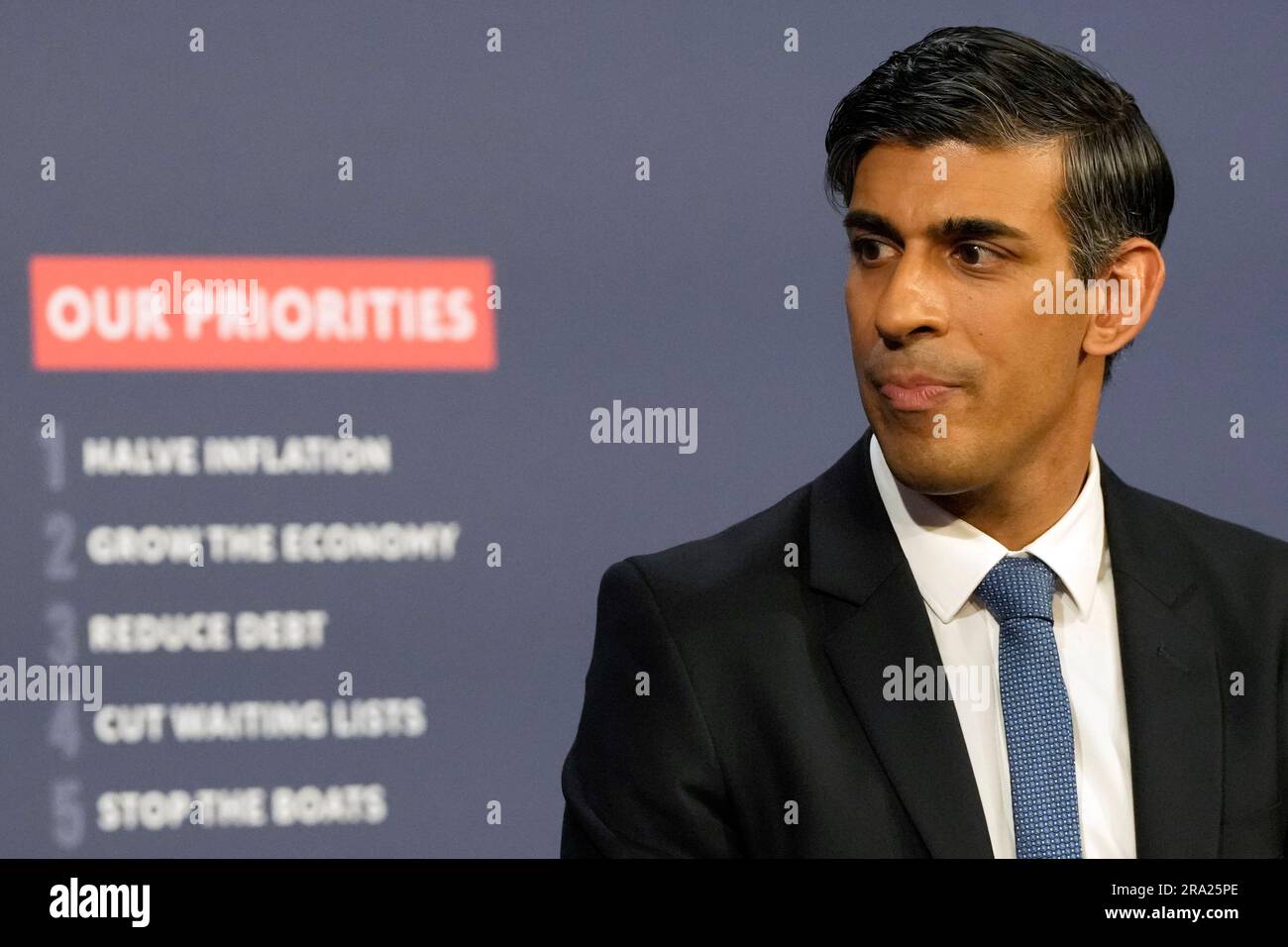 Premierminister Rishi Sunak während einer Pressekonferenz in der Downing Street in London, als der NHS und die Regierung den ersten langfristigen Plan für Arbeitskräfte in der Geschichte des NHS einleiteten. Foto: Freitag, 30. Juni 2023. Stockfoto