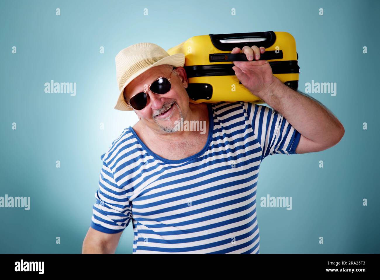 Lustiger Fetter Mann Mit Tasche In Den Sommerferien Stockfoto
