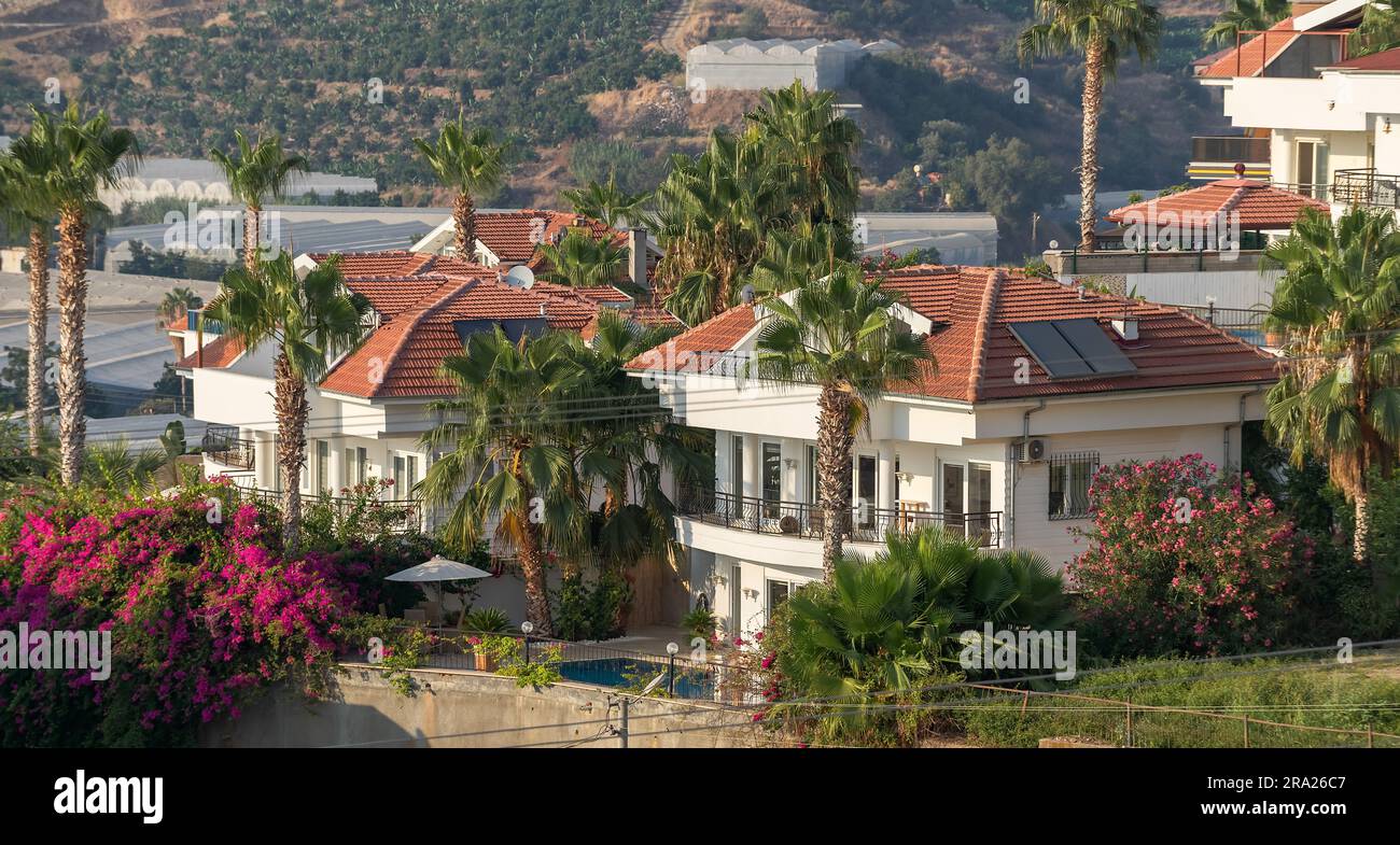 Wohngebiet am Fuße des Berges. Immobilien in der Südtürkei. Stockfoto