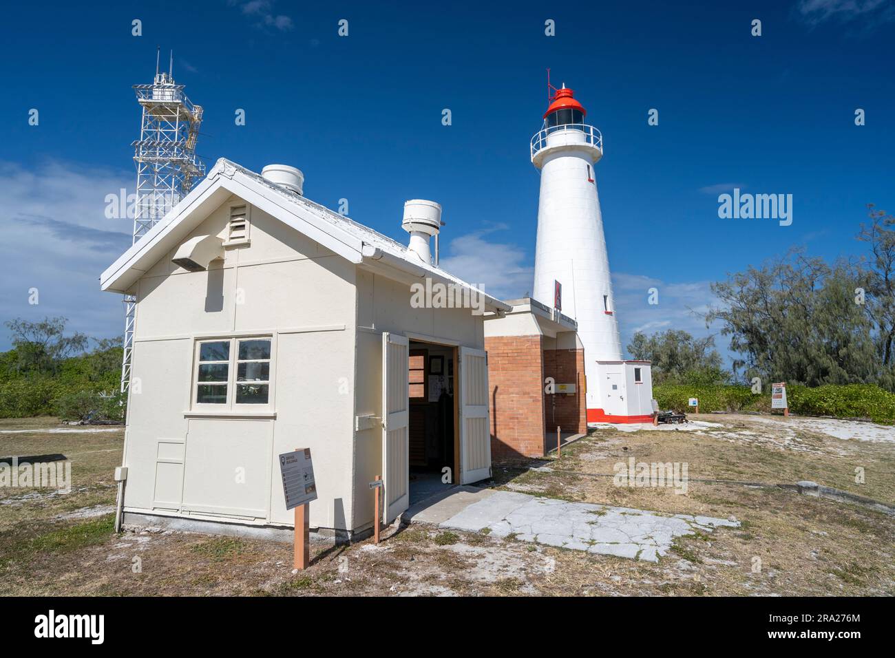 Alte Leuchtturm-Servicehäuser sind heute ein Heritage Museum neben dem zum Weltkulturerbe gehörenden Lady Elliot Island Leuchtturm in Queensland, Australien Stockfoto
