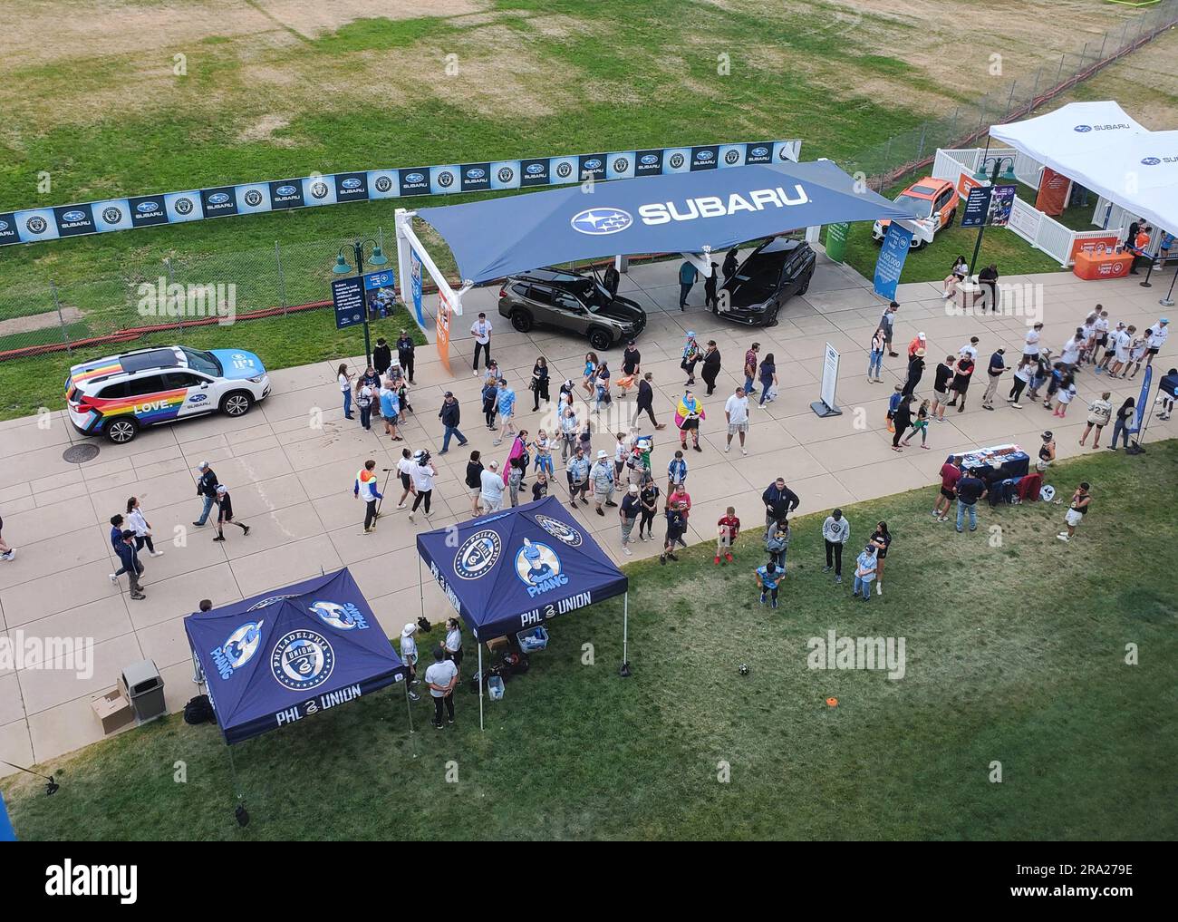 Chester, Pennsylvania, USA - 3. Juni 2023 - die Subaru-Autoausstellung und das Zelt im Stadion für Besucher Stockfoto