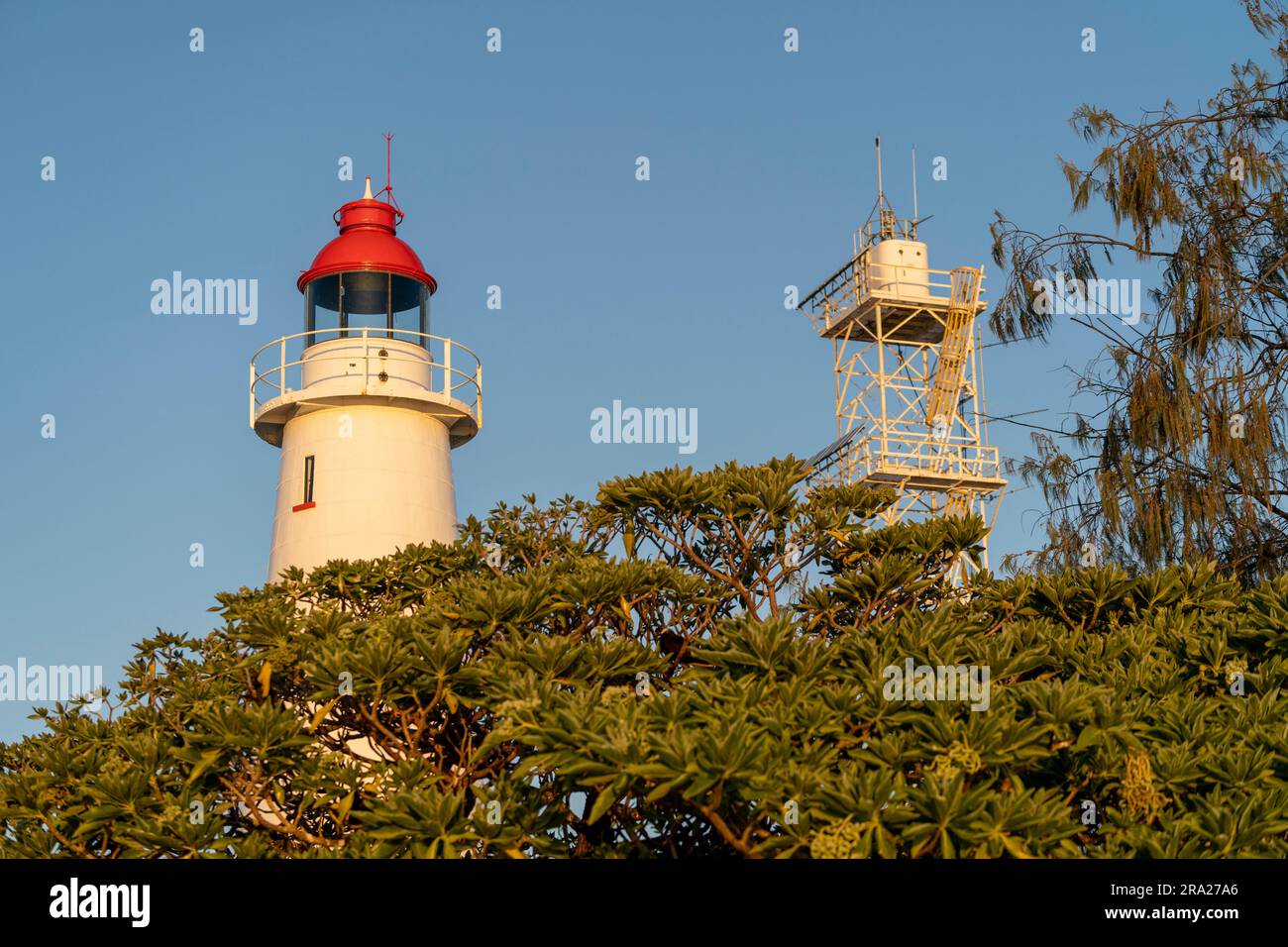 Lady Elliot Island Lighthouse mit neuem solarbetriebenen unbemannten Lichtturm, Lady Elliot Island, Queensland, Australien Stockfoto