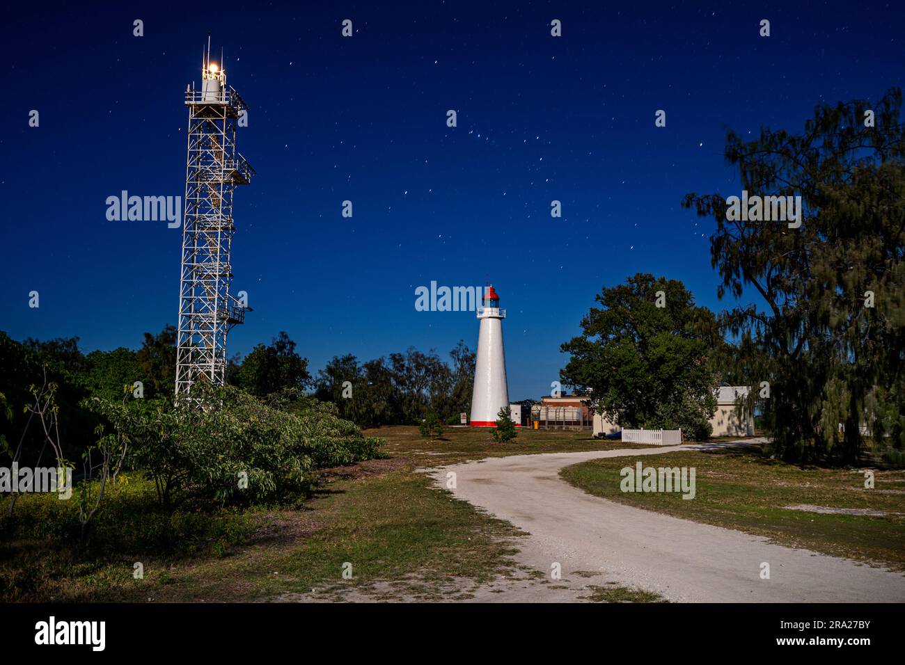 Zum Kulturerbe gehörender Lady Elliot Island Lighthouse mit neuem solarbetriebenen unbemannten Lichtturm bei Nacht, Lady Elliot Island, Queensland, Australien Stockfoto