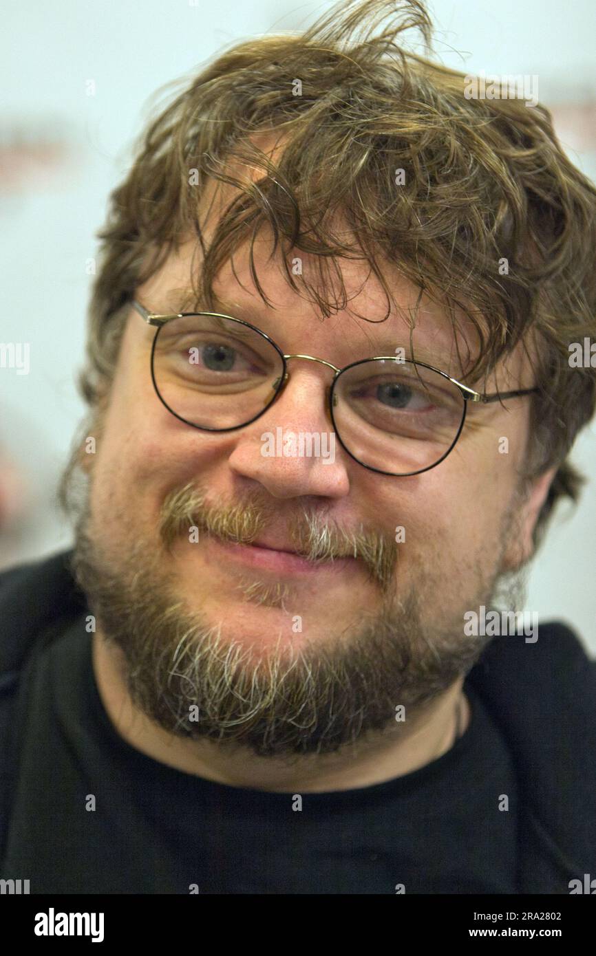 Mexikanischer Regisseur Guillermo del Toro im Londoner Buchladen Forbiden Planet bei der Veröffentlichung seines neuen Buches Stockfoto