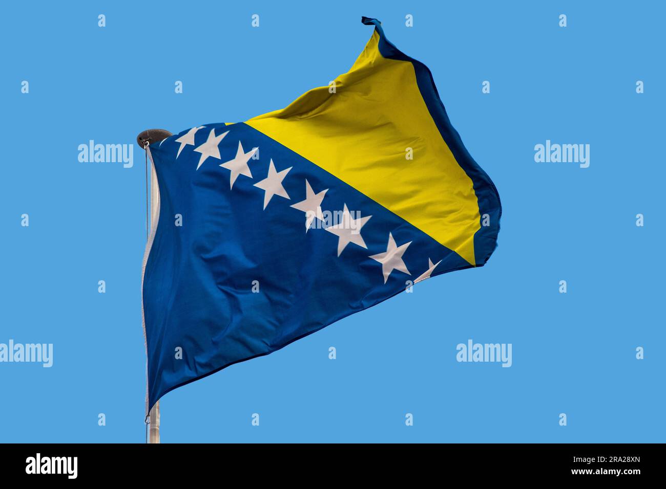 Flagge von Bosnien und Herzegowina winken im Wind, isolierten weißen  Hintergrund. Bosnische Flagge Stockfotografie - Alamy