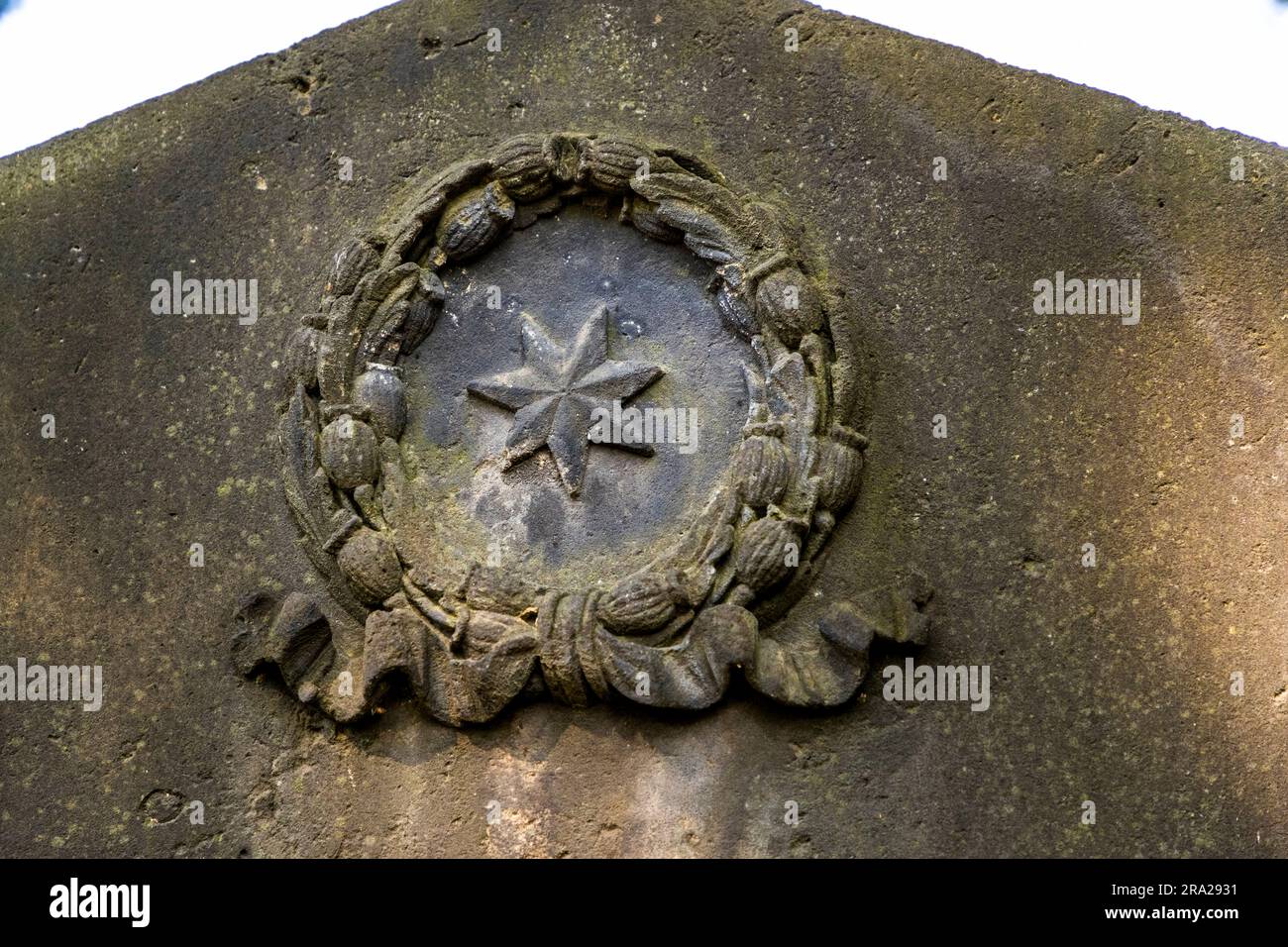 Mohnkranz als Detail eines Grabsteins auf dem Elias-Friedhof in Dresden. Opiummohn steht hier als Symbol des Schlafes. Der Eliasfriedhof in Dresden ist seit 1876 stillgelegt und seit 1924 geschlossen Stockfoto