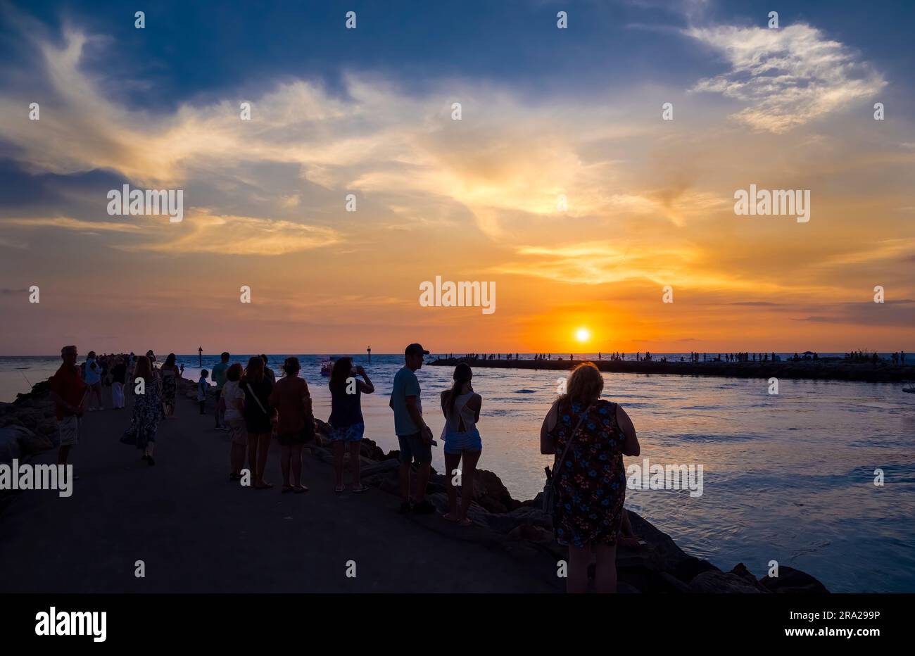 Menschen, die den Sonnenuntergang über dem Golf von Mexuco vom Venice Jetty in Venice, Florida, USA, beobachten Stockfoto