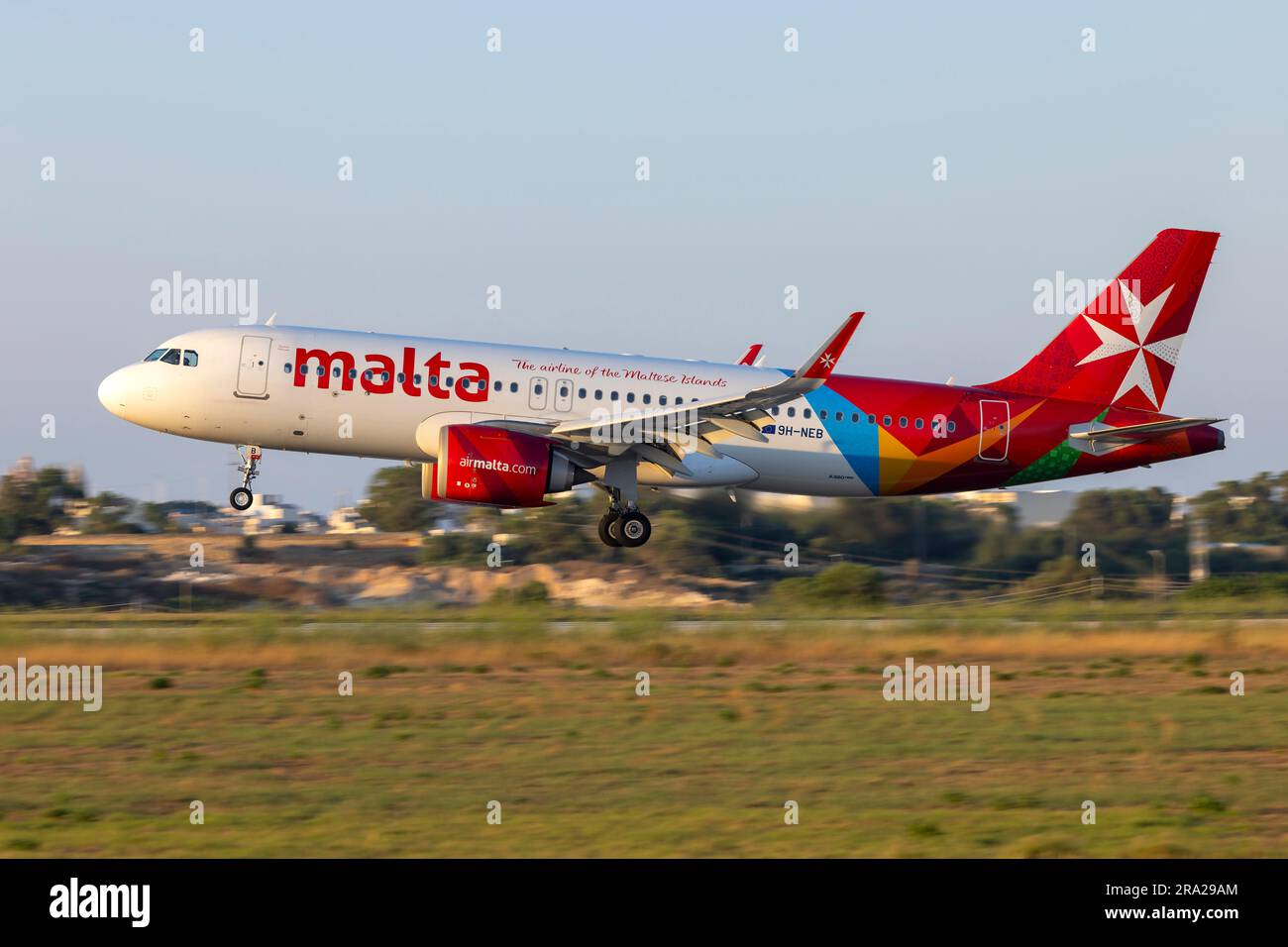Air Malta Airbus A320-251N (REG: 9H-NEB) Landung vor Sonnenuntergang. Stockfoto