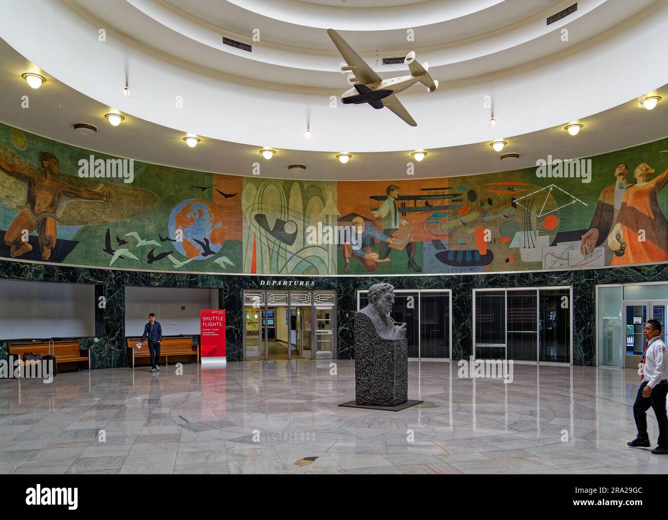Ein Modell des Pan American Airways System „Yankee Clipper“ ist vom Oberlicht des Marine Air Terminal des Flughafens LaGuardia über dem Wandgemälde „Flight“ aufgehängt. Stockfoto