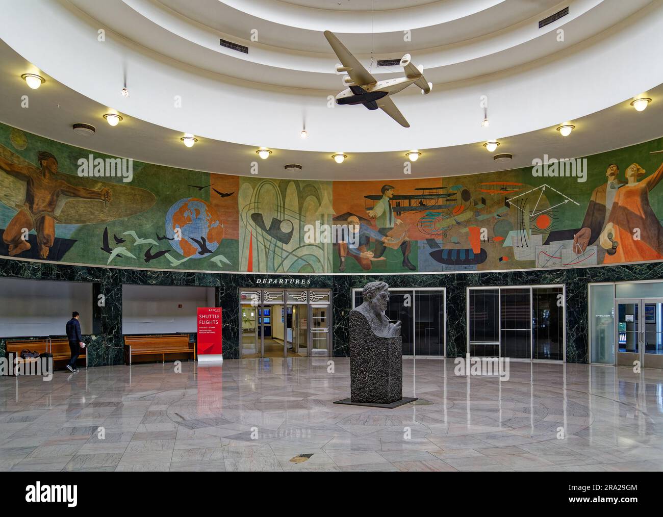 Ein Modell des Pan American Airways System „Yankee Clipper“ ist vom Oberlicht des Marine Air Terminal des Flughafens LaGuardia über dem Wandgemälde „Flight“ aufgehängt. Stockfoto