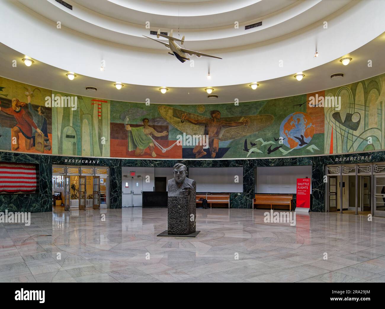 Ein Modell des Pan American Airways System „Yankee Clipper“ ist vom Oberlicht des Marine Air Terminal des Flughafens LaGuardia über dem Wandgemälde „Flight“ aufgehängt. Stockfoto