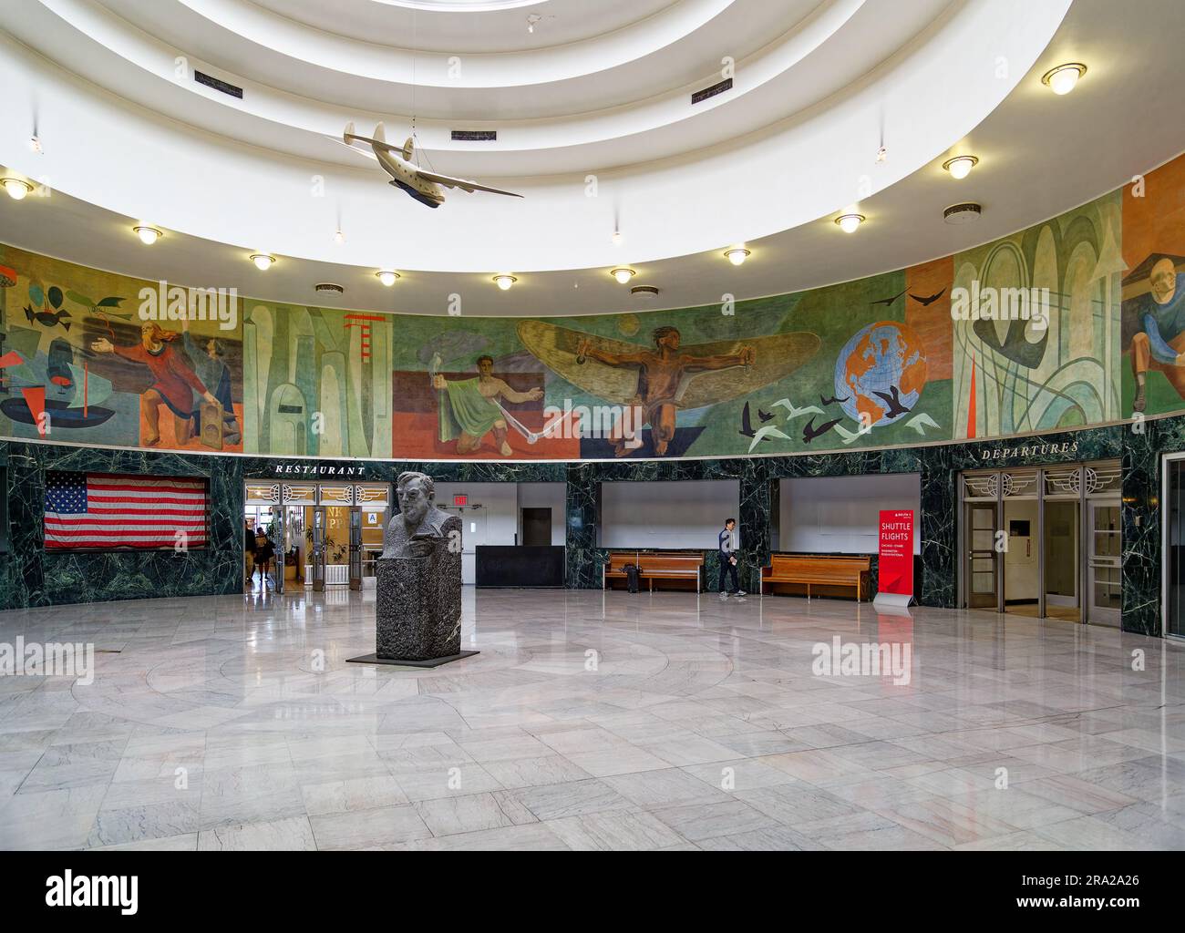 Ein Modell des Pan American Airways System „Yankee Clipper“ ist vom Oberlicht des Marine Air Terminal des Flughafens LaGuardia über dem Wandgemälde „Flight“ aufgehängt. Stockfoto