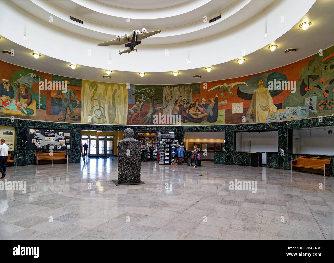 Ein Modell des Pan American Airways System „Yankee Clipper“ ist vom Oberlicht des Marine Air Terminal des Flughafens LaGuardia über dem Wandgemälde „Flight“ aufgehängt. Stockfoto