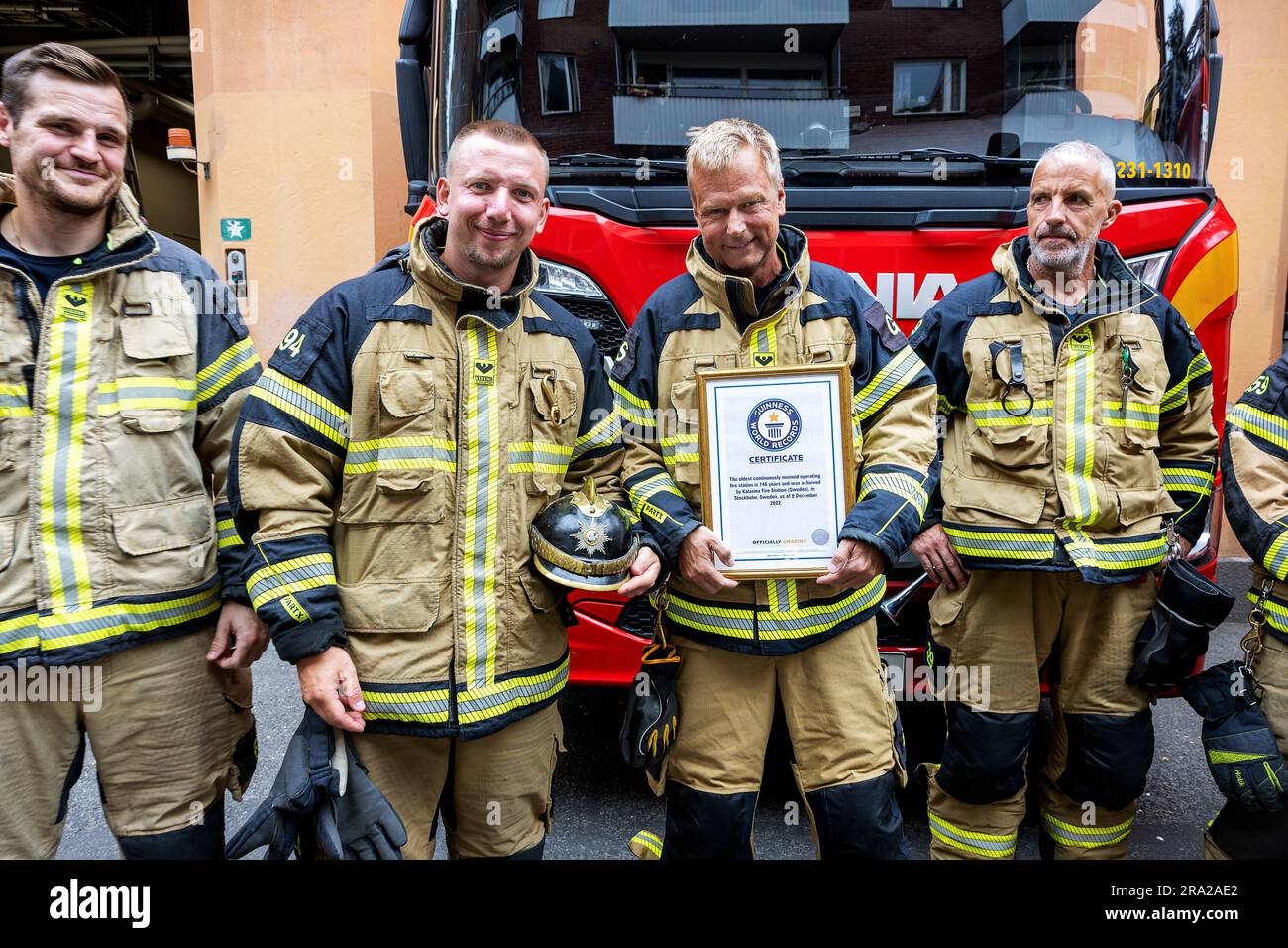 Stockholm, Schweden. 30. Juni 2023. Die Feuerwache Katarina in Stockholm, Schweden, ist die weltweit älteste ständig besetzte Feuerwache. Die Feuerwache wurde am 1. Juli 1876 eingeweiht und ist seitdem rund um die Uhr besetzt. Im Inneren der Feuerwache befindet sich ein kleines Museum. Dieses Bild: Chief Fire ighter Goran stark mit dem Zertifikat von Guinness World Records. Foto: Stefan Jerrevang/TT/Code 60160 Kredit: TT News Agency/Alamy Live News Stockfoto