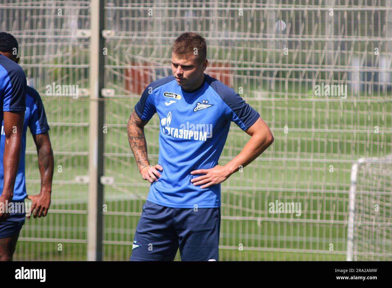 Sankt Petersburg, Russland. 30. Juni 2023. Danil Krugovoy vom Zenit Football Club wärmt sich während des Trainings im Gazprom Training Centre vor dem internationalen Fußballturnier, dem Pari Premier Cup, auf. Kredit: SOPA Images Limited/Alamy Live News Stockfoto