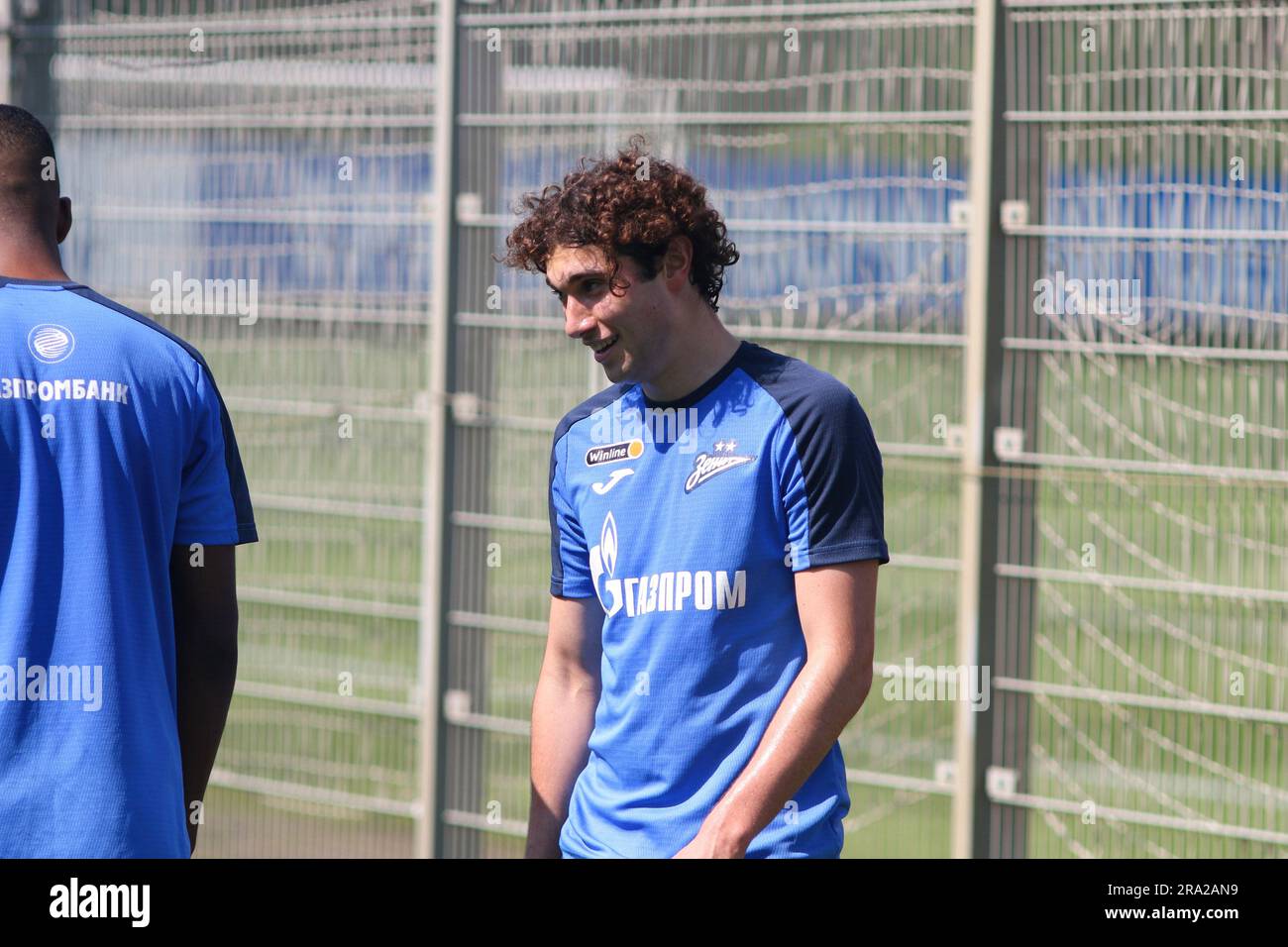 Sankt Petersburg, Russland. 30. Juni 2023. Aleksandr Kovalenko vom Zenit Football Club wärmt sich während des Trainings im Gazprom Training Centre vor dem internationalen Fußballturnier, dem Pari Premier Cup, auf. Kredit: SOPA Images Limited/Alamy Live News Stockfoto