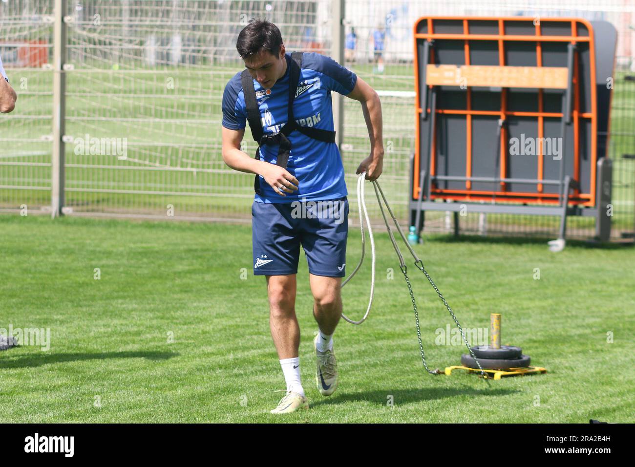 Vyacheslav Karavaev vom Zenit Football Club wärmt sich während des Trainings im Gazprom Training Centre vor dem internationalen Fußballturnier, dem Pari Premier Cup, auf. (Foto: Maksim Konstantinov / SOPA Images/Sipa USA) Stockfoto