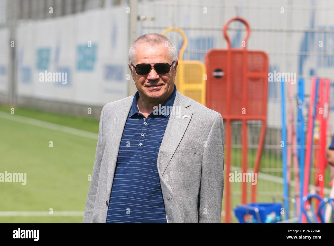 Alexander Medvedev, Generaldirektor des Zenit Football Club, wärmt sich während des Trainings im Gazprom Training Centre vor dem internationalen Fußballturnier, dem Pari Premier Cup, auf. (Foto: Maksim Konstantinov / SOPA Images/Sipa USA) Stockfoto