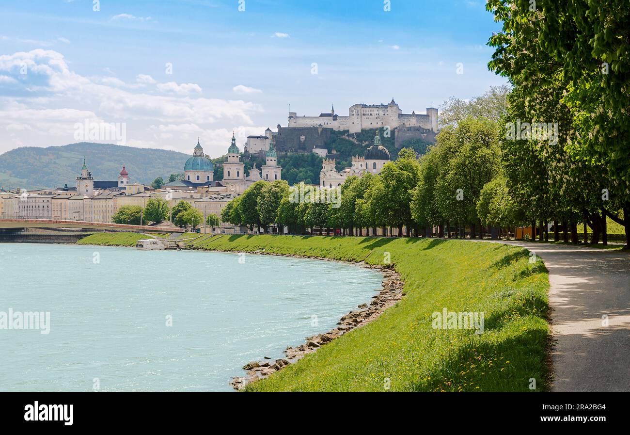 Salzburg, österreichische Stadt mit historischem Zentrum, von der Salzach und Franz-Josef-Kai aus gesehen, mit Salzburger Dom und der Festung Hohensalzburg. Stockfoto