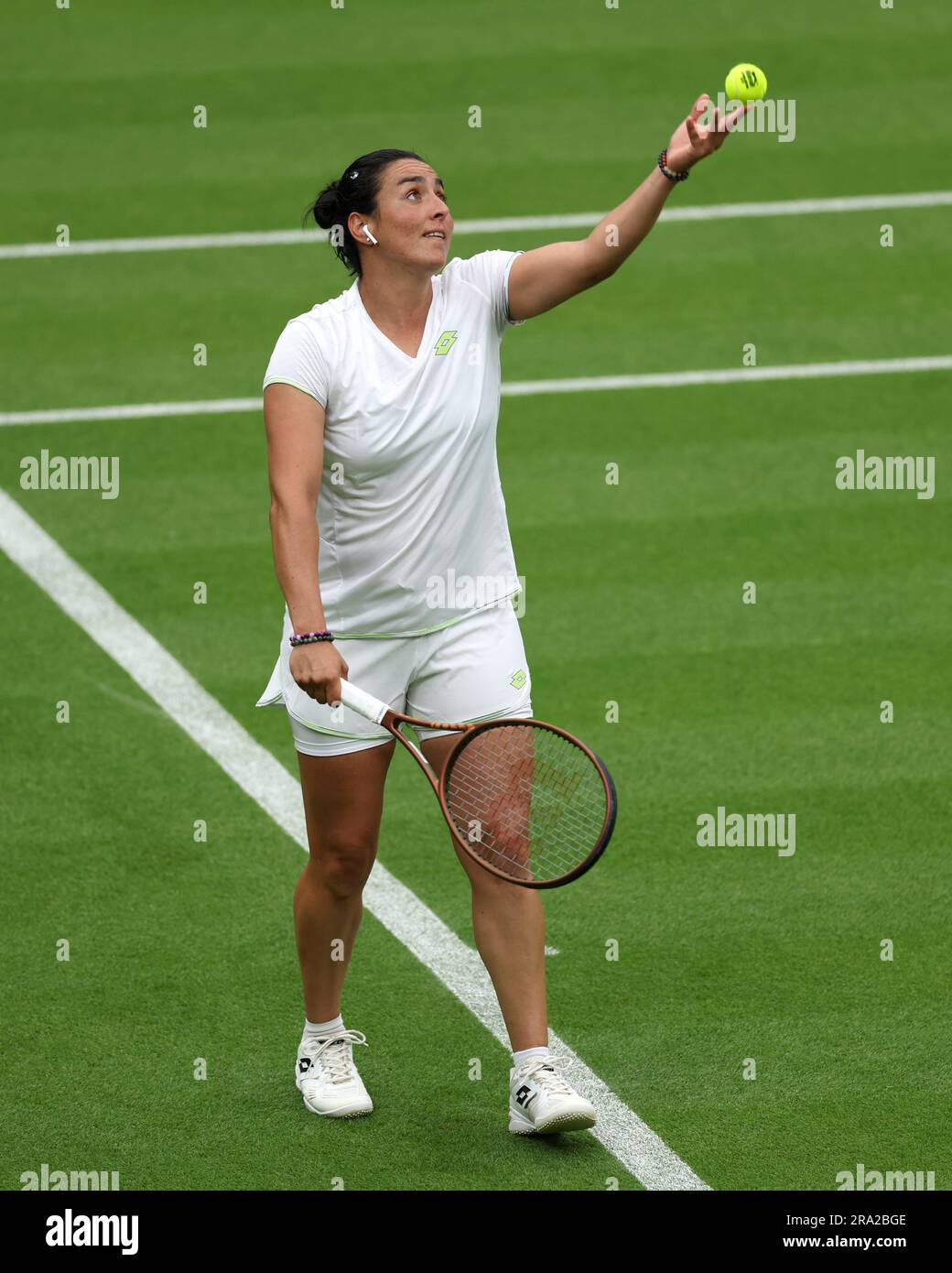 Ons Jabeur übt auf Platz 1 im All England Lawn Tennis and Croquet Club in Wimbledon, vor den Meisterschaften, die am Montag beginnen. Foto: Freitag, 30. Juni 2023. Stockfoto