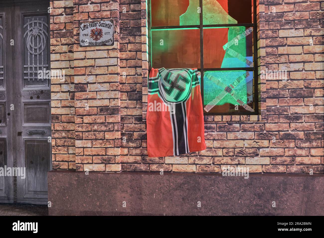 Ein Diorama einer deutschen Nazi-Flagge, die in Berlin in einem Fenster hängt. Im Shon Sharaf Great Patriotic war, dem Museumspark-Komplex aus dem 2. Weltkrieg in Taschkent, Usbekista Stockfoto