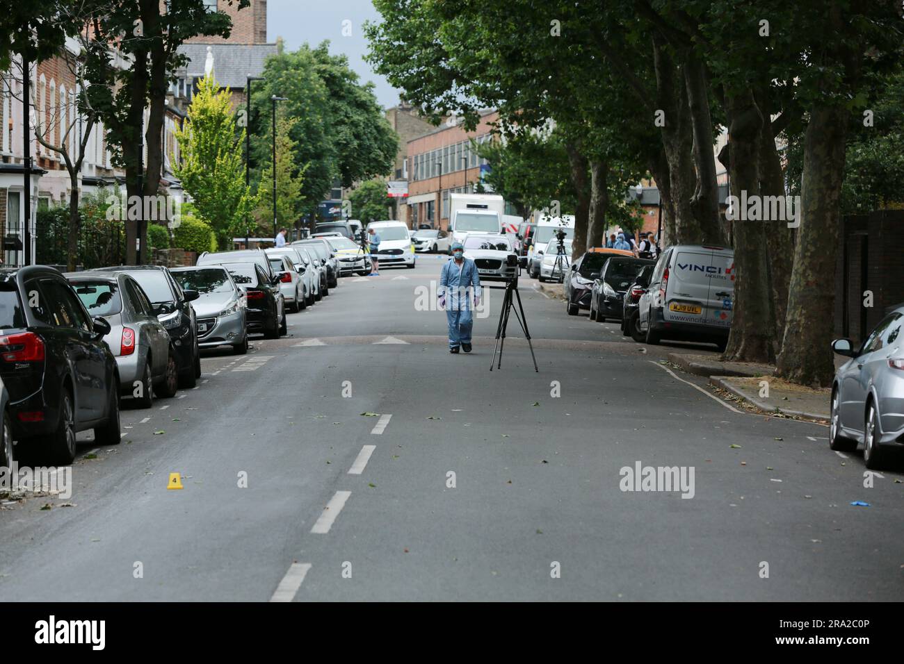 London, Großbritannien. 30. Juni 2023 Forensik am Tatort nach dem Doppelmord an Archway. Ein Teenager und ein Mann wurden auf der Elthorne Road, Grovedale Road in Archway, erstochen. Die beiden Männer wurden am Donnerstag, den 29. Juni 2023, kurz nach 11,30pm Uhr in Islington gefunden. Kredit: Waldemar Sikora/Alamy Live News Stockfoto