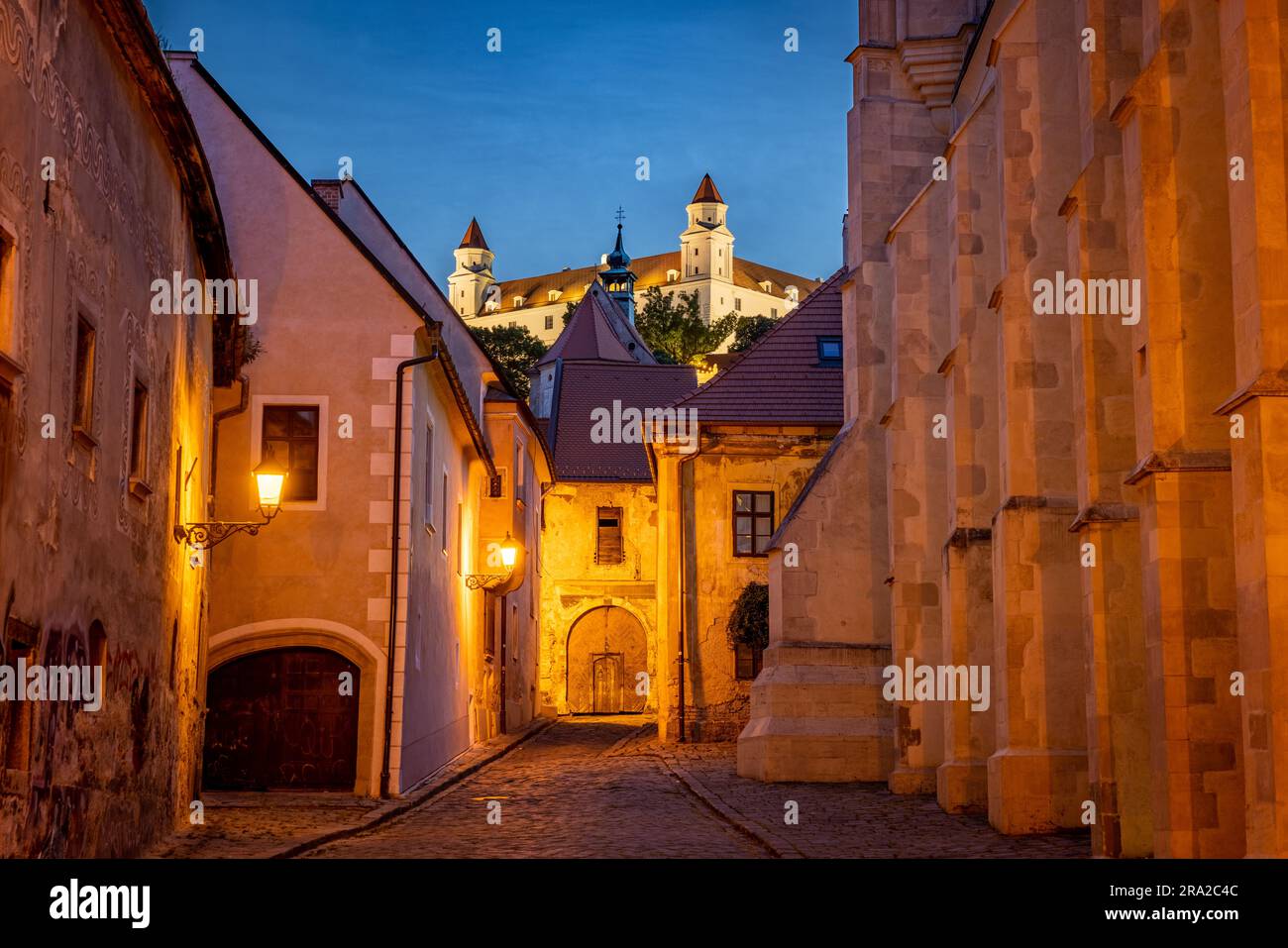 Bratislava Altstadt mit Blick auf die beleuchtete Burg. Blue Hour/Dämmerung. Stockfoto