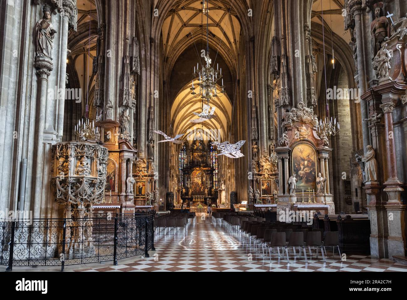 Das Innere des Stephansdom in Wien, Österreich. Stockfoto