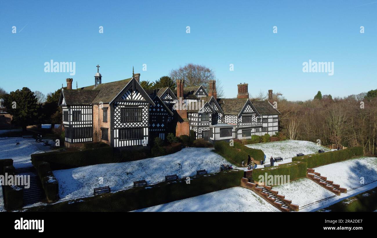 Bramall Hall im Schnee Stockfoto