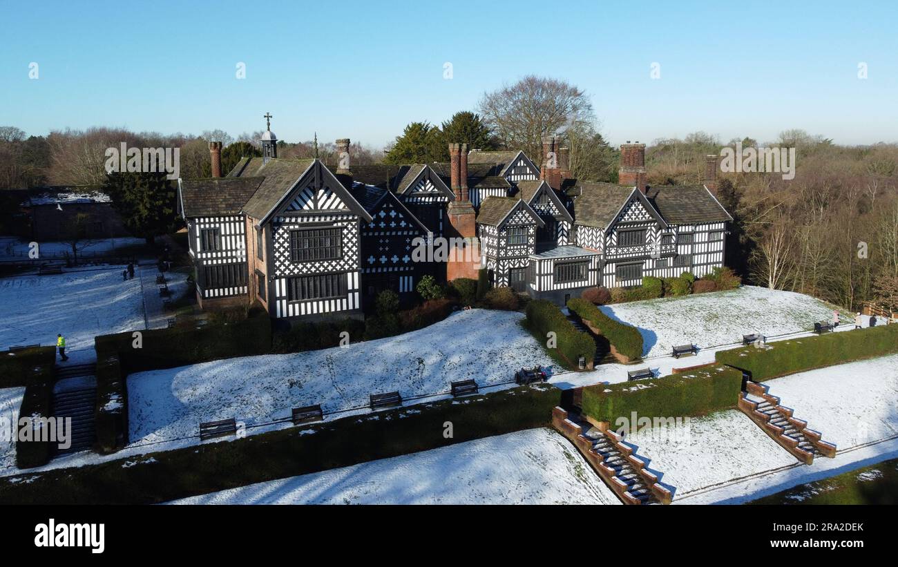 Bramall Hall im Schnee Stockfoto