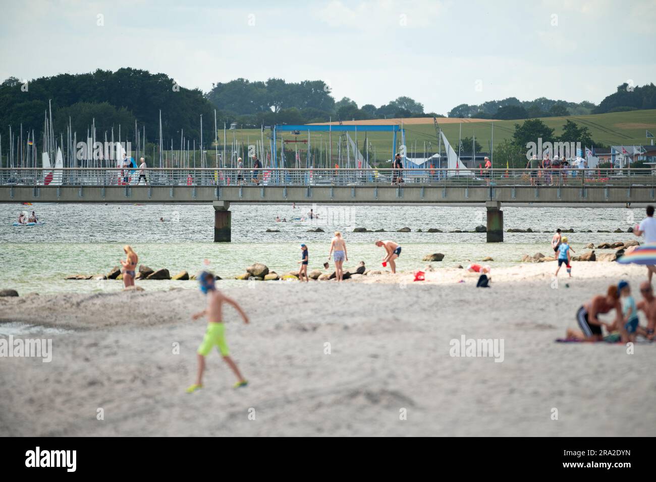 30. Juni 2023, SchleswigHolstein, Grömitz Badende genießen das