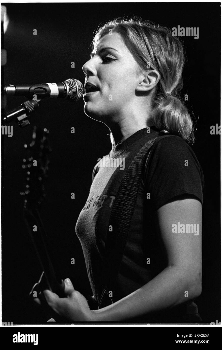 TANYA DONELLY, BELLY, 1995: Tanya Donelly von Belly spielt live im Anson Room der Bristol University am 24. Februar 1995. Foto: Rob Watkins. INFO: Belly, eine alternative Rockband aus Newport, Rhode Island, entstand in den 90er Jahren mit melodischem Sound und introspektiven Texten. Hits wie „Feed the Tree“ präsentierten ihre fesselnde Mischung aus Folk und Alternative Rock und brachten ihnen eine hingebungsvolle Anhängerschaft ein. Stockfoto