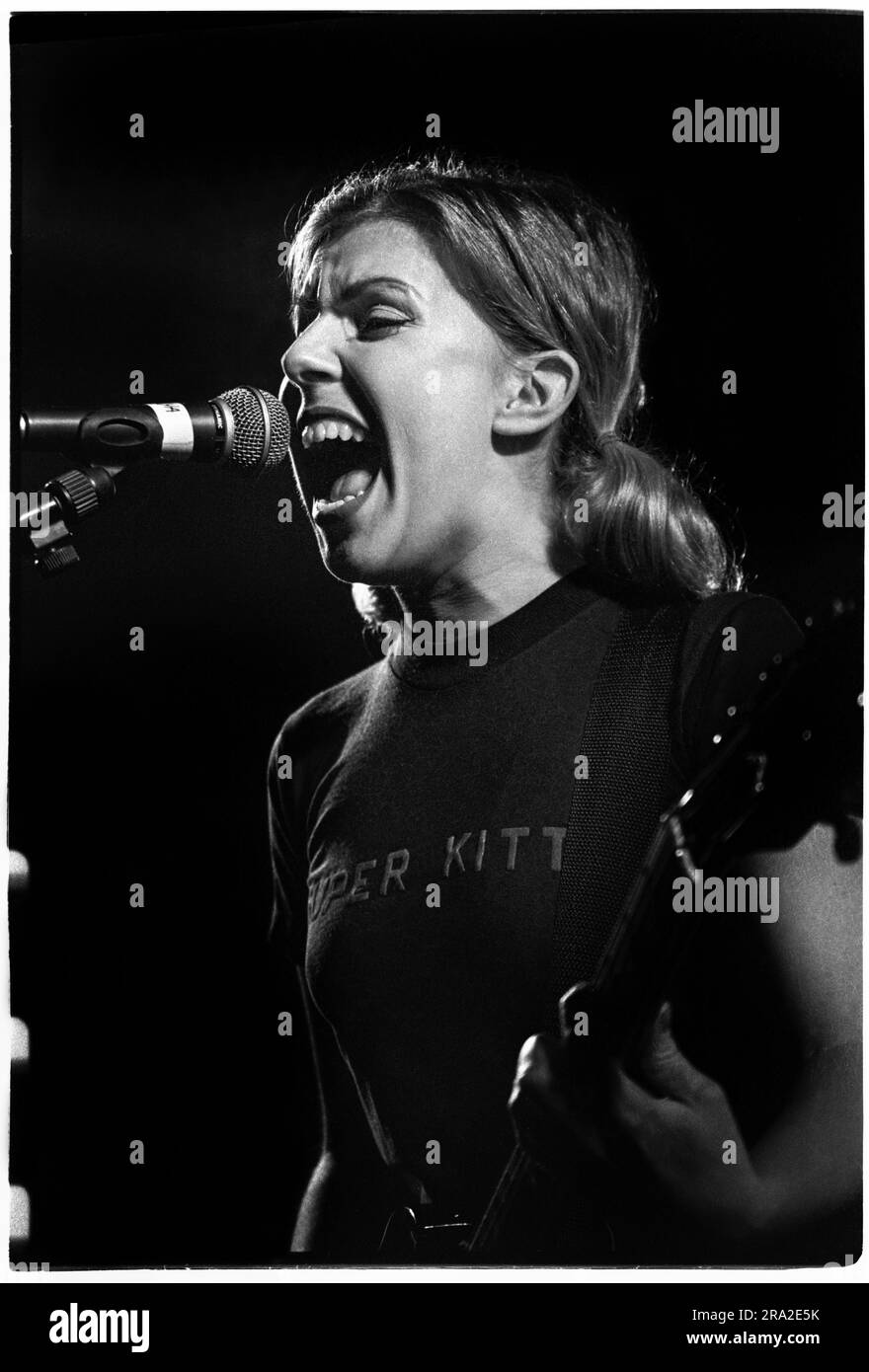 TANYA DONELLY, BELLY, 1995: Tanya Donelly von Belly spielt live im Anson Room der Bristol University am 24. Februar 1995. Foto: Rob Watkins. INFO: Belly, eine alternative Rockband aus Newport, Rhode Island, entstand in den 90er Jahren mit melodischem Sound und introspektiven Texten. Hits wie „Feed the Tree“ präsentierten ihre fesselnde Mischung aus Folk und Alternative Rock und brachten ihnen eine hingebungsvolle Anhängerschaft ein. Stockfoto