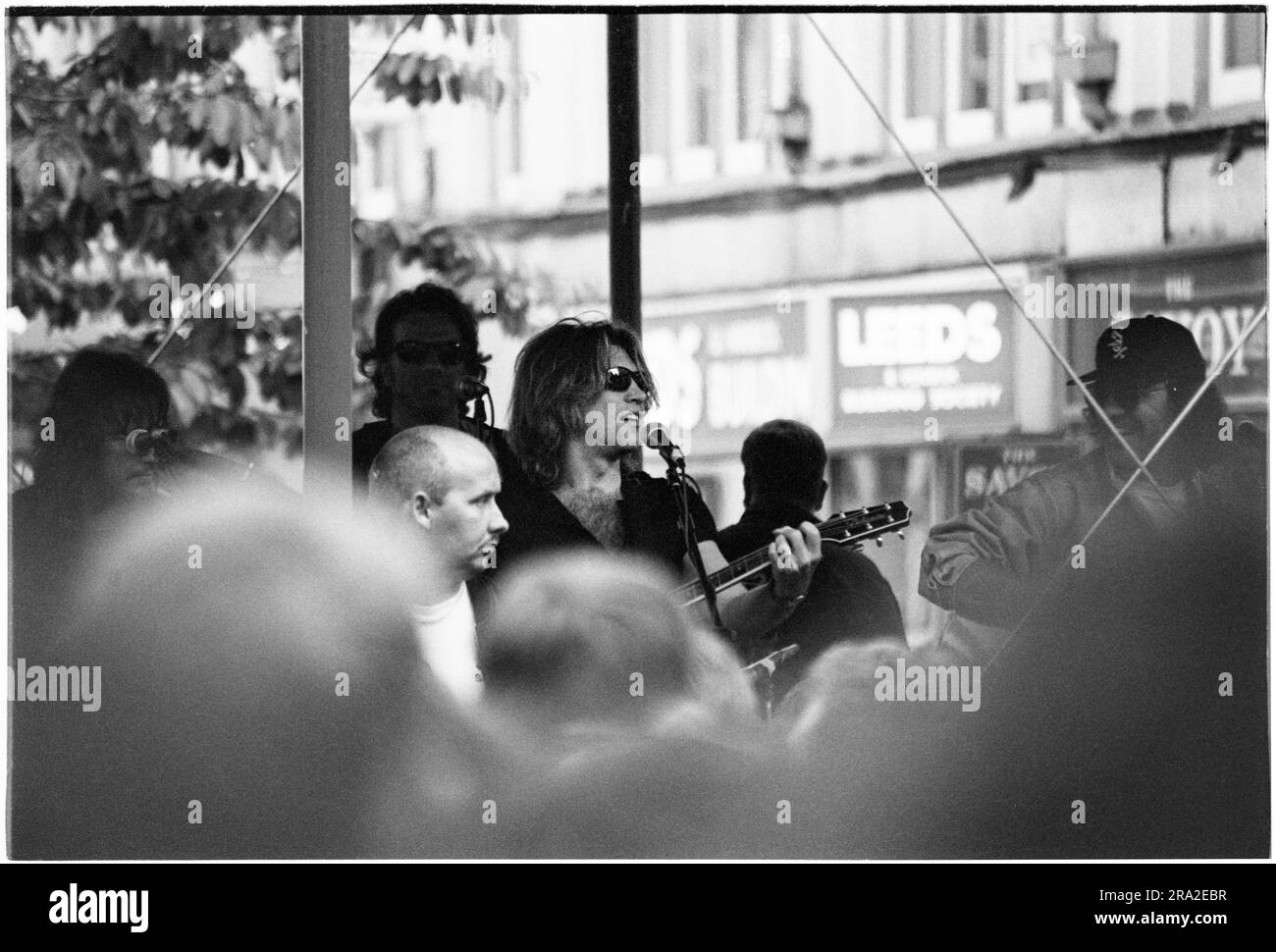 BON JOVI, FREIER AUFTRITT, CARDIFF BANDSTAND, 1995: Jon Bon Jovi von Bon Jovi spielte am 21. Juni 1995 einen kostenlosen Busking-Auftritt auf der Queen Street in Cardiff, Wales, Großbritannien. Der Auftritt war, um den schlecht verkauften Auftritt am nächsten Tag im Arms Park Stadium bekannt zu machen, und eine riesige Menschenmenge versammelte sich in Cardiff's Haupteinkaufsstraße. Foto: Rob Watkins Stockfoto