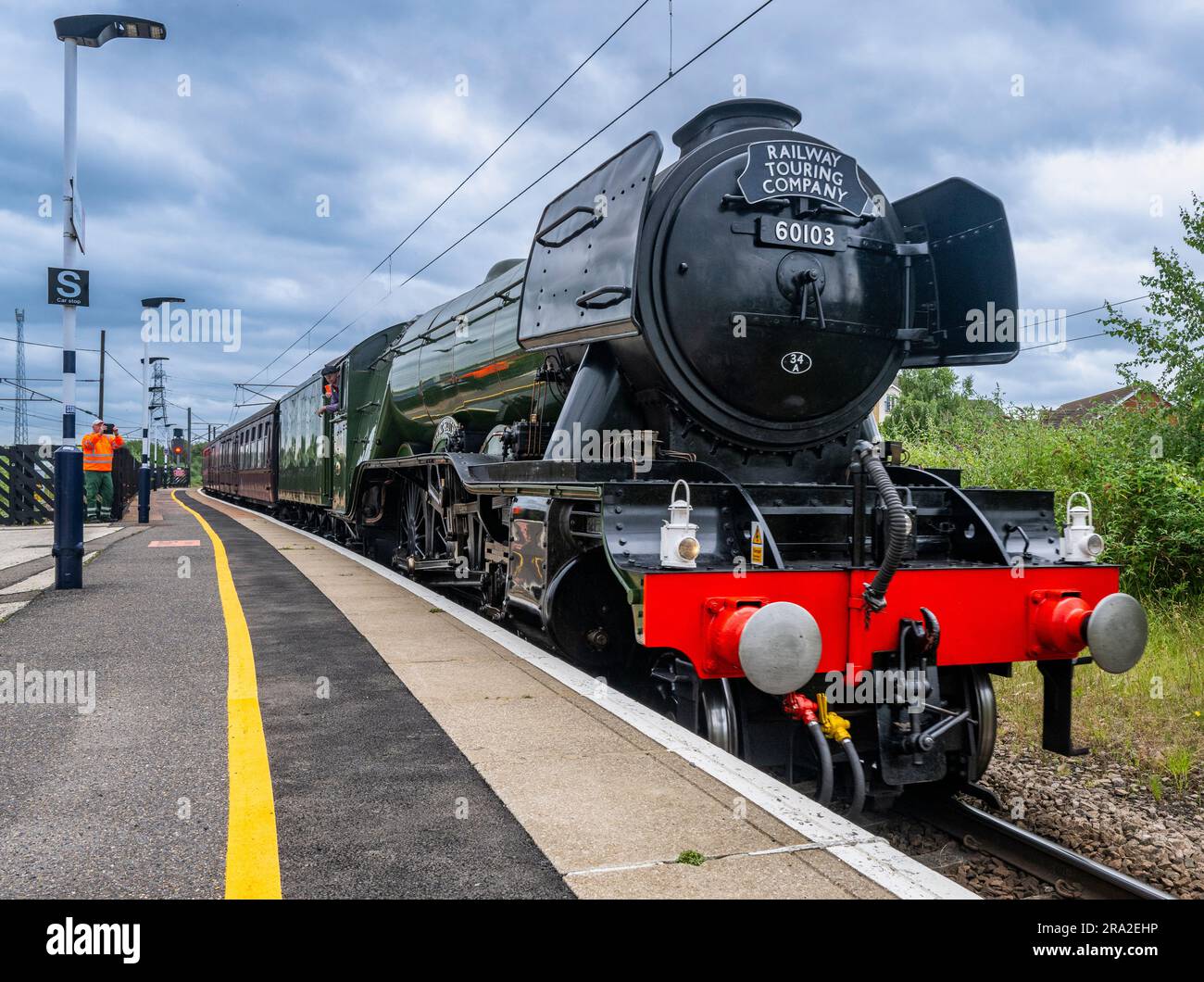 Grantham, Lincolnshire, Großbritannien. 30. Juni 2023 Die weltberühmte Dampfeisenbahn Flying Scotsman in Grantham Station, die im Rahmen der Centenary Celebration von London Kings Cross nach Edinburgh fährt. Fotografiekredit: Matt Limb OBE/Alamy Live News Stockfoto