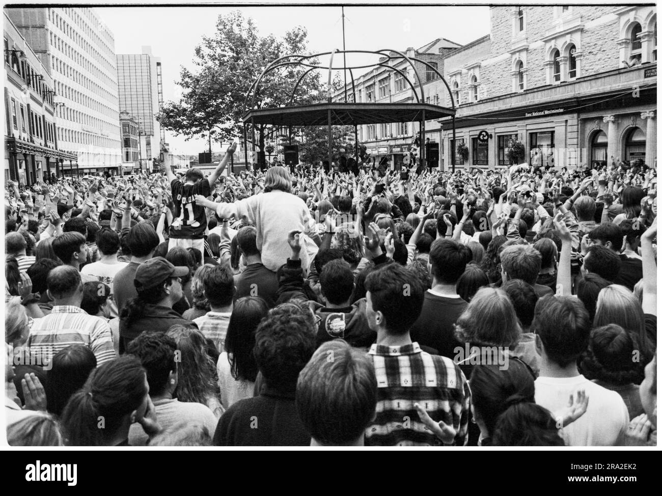 Riesige Menschenmenge wie Bon Jovi, die am 21. Juni 1995 einen kostenlosen Busking-Gig auf der Queen Street, Cardiff, Wales, Großbritannien, spielte. Der Gig war, um den schlecht verkauften Gig am nächsten Tag im Arms Park Stadium zu publik zu machen. Foto: Rob Watkins Stockfoto