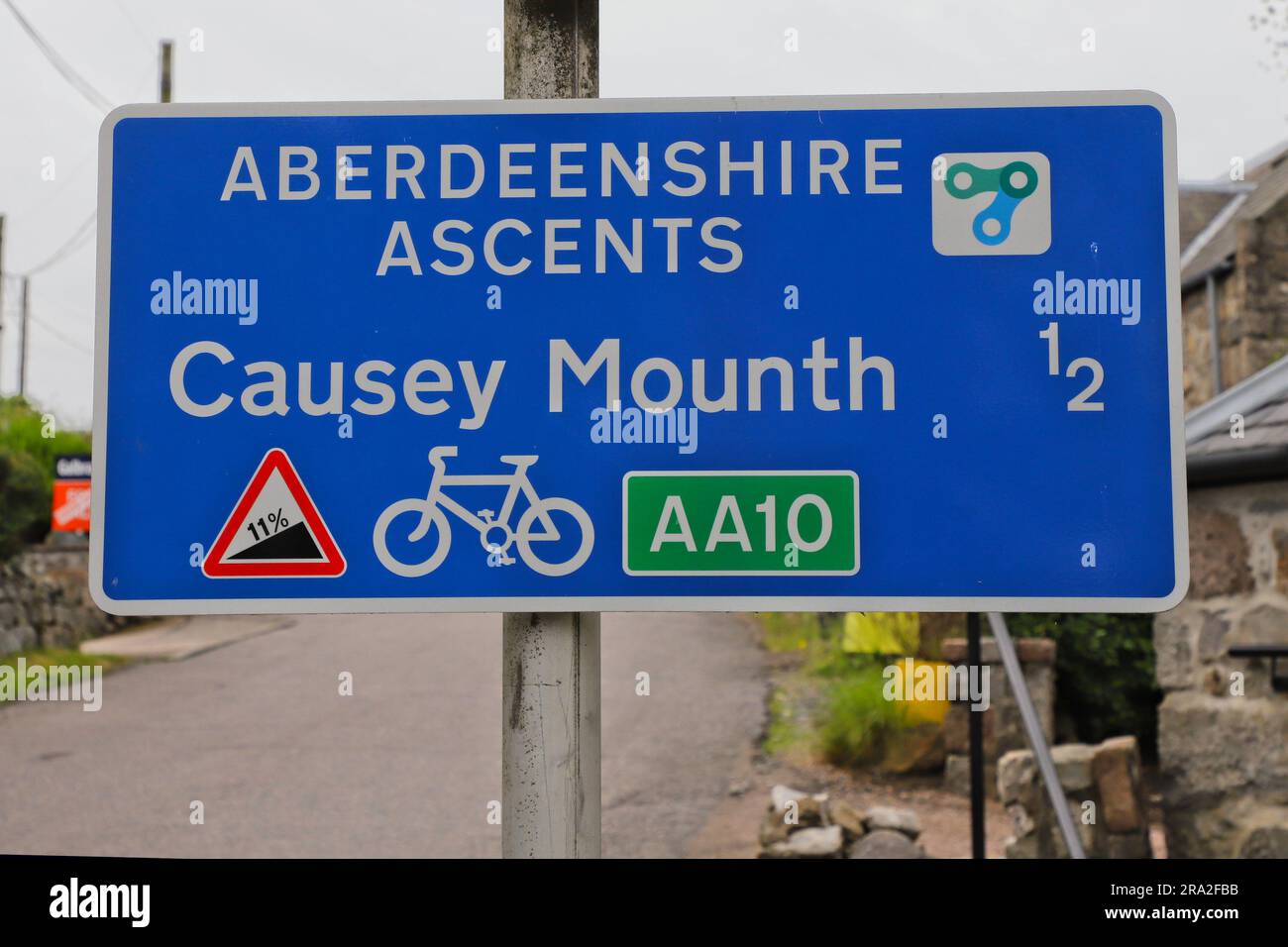 Schild für Aberdeenshire Ascents - Causey Mounth auf der B9077 in der Nähe von Aberdeen Scotland am 2023. Juni Stockfoto