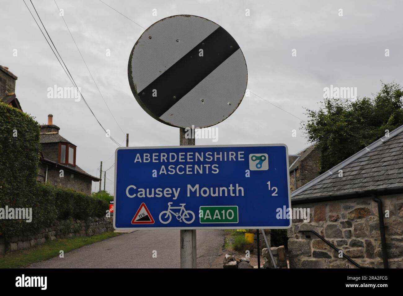 Schild für Aberdeenshire Ascents - Causey Mounth auf der B9077 in der Nähe von Aberdeen Scotland am 2023. Juni Stockfoto