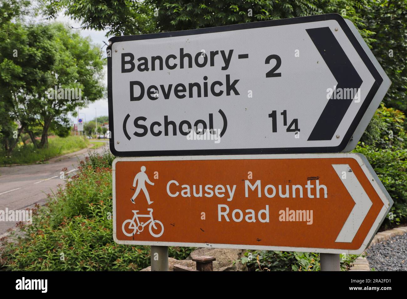 Schild für Causey Mounth und Banchory-Devenick auf der B9077 in der Nähe von Aberdeen, Schottland, Juni 2023 Stockfoto