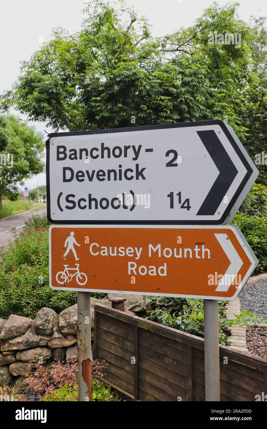 Schild für Causey Mounth und Banchory-Devenick auf der B9077 in der Nähe von Aberdeen, Schottland, Juni 2023 Stockfoto